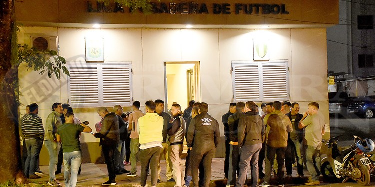 SIN RESOLUCIÓN. El sillón de la calle Catamarca, en el centro de la escena.