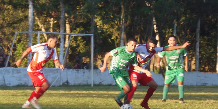 EN JUEGO. Victoria no pudo aprovechar la ocasión para escaparse (Gentileza C. Reble)