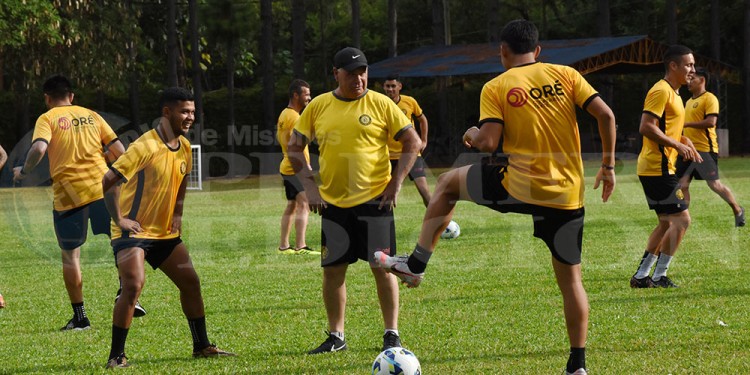 CAMBIOS. Pedro Dechat terminó disgustado con el rendimiento de su equipo en Formosa y metería mano en el once.