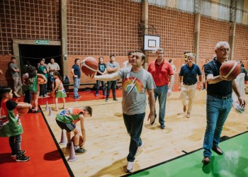 Oscar Herrera Ahuad visitó el  Club Papel Misionero en Capioví