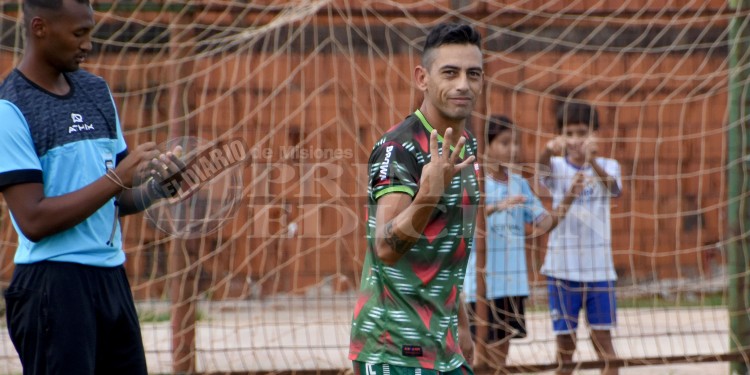 FESTEJO. El Verdirrojo tuvo un penal al minuto de juego y Mario “Pollo” Arriola se encargó de abrir la cuenta. Fue 2-1.