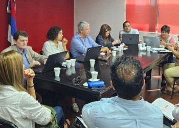 Mientras el FTEL protestaba en el CGE, gremios docentes firmaron un acuerdo