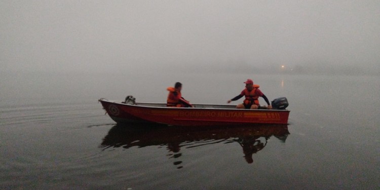 BÚSQUEDA. El cuerpo apareció alrededor de las 7.30 de ayer a unos kilómetros en donde se hundió la embarcación.