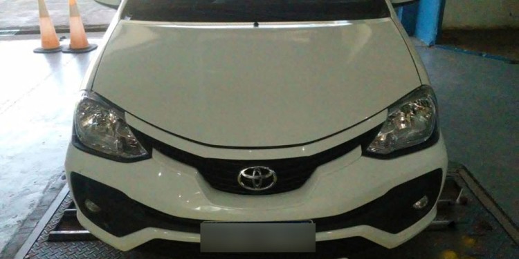 EL “MELLIZO”. El Toyota Etios blanco que pasó por dos VTV con documentación y datos clonados de la docente.