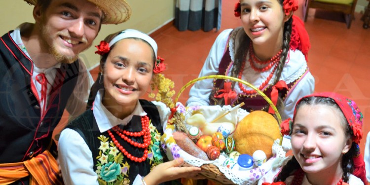 TRADICIÓN. Las canastas con panes, huevos y frutas se llevan a bendecir.