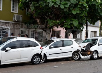Perdió el control y chocó a dos autos estacionados en Villa Urquiza