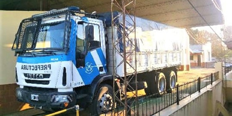 ¿SOBREPESO EN LA CARGA? Uno de los interrogantes del incidente con este camión de la Prefectura Naval Argentina “Alto Uruguay”.