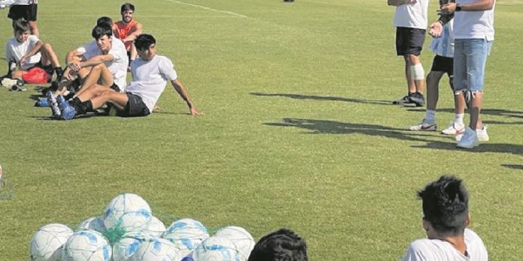 PRESENCIA. Los profes Mendia y Masantuono buscan nuevos talentos.