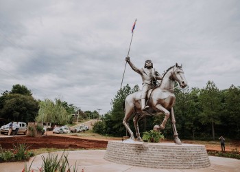El general Andresito tiene su primera estatua ecuestre, en el ingreso a Almafuerte