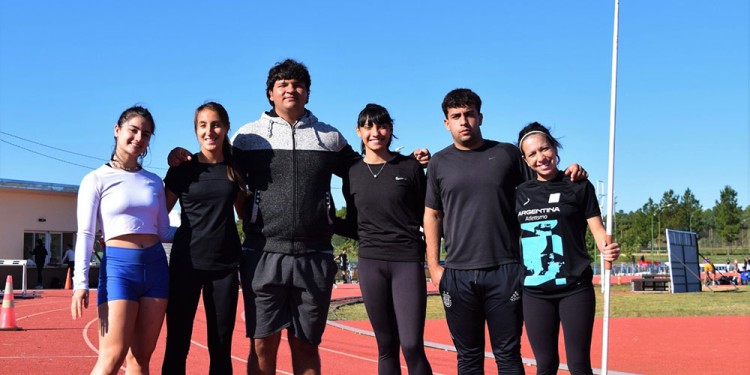 HAY EQUIPO. El team misionero, al que se sumó ayer Agustina Duarte. Prensa FeMA