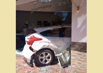 Una mujer perdió el control de su auto, chocó a otro y terminó dentro de un local comercial