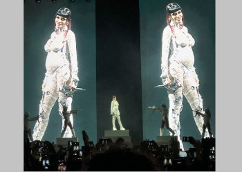 La argentina Cazzu anunció que está embarazada de Christian Nodal en pleno show