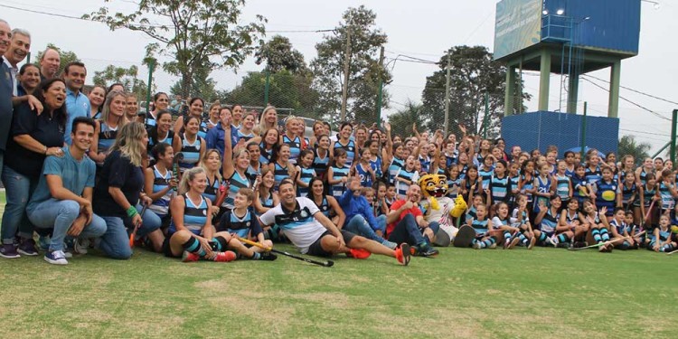 Las jugadoras disfrutando de la nueva adquisición.