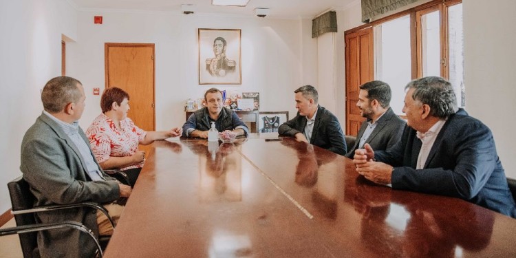 Los ministros mantuvieron un encuentro con el gobernador Oscar Herrera Ahuad para intercambiar opiniones y propuestas para el sector.