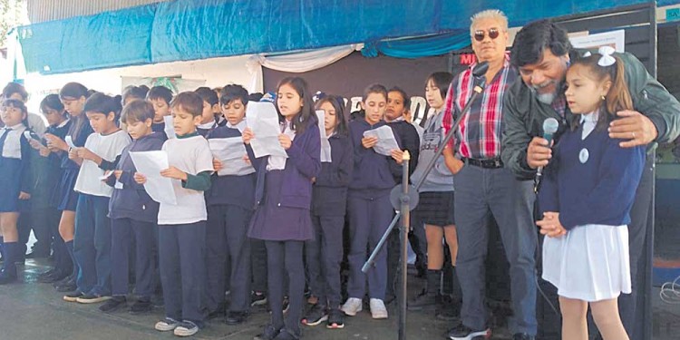 VENGO A DECIRTE EN MI CANCIÓN. Alumnos, autoridades y referentes culturales rindieron homenaje al músico misionero.