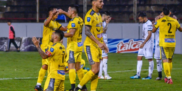 TRABAJOSO. Crucero le puso inteligencia y corazón para traerse los 3 puntos a Misiones. (Fotos gentileza Pablo Yapura/El Tribuno de Salta)