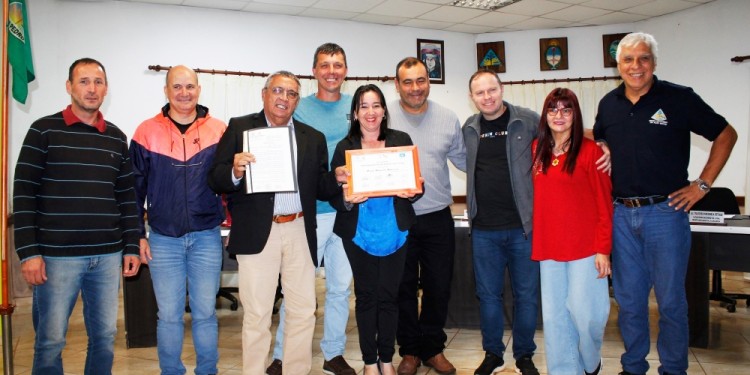 RECONOCIMIENTO. Marcelo Moreyra recibe las distinciones por parte de las autoridades.