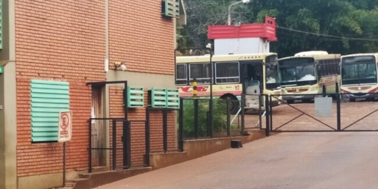 A LA DERIVA. Por segundo día consecutivo los usuarios se quedaron sin colectivo en Eldorado y Wanda.