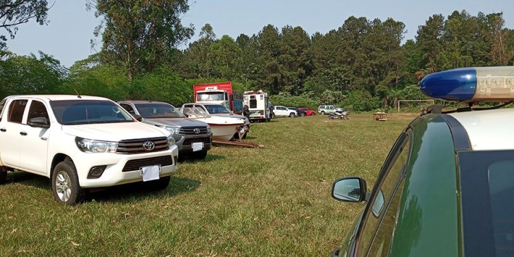 BIENES. En Jardín América se secuestraron lanchas, camionetas, dólares y pesos en una vivienda rodeada de muros y cámaras.