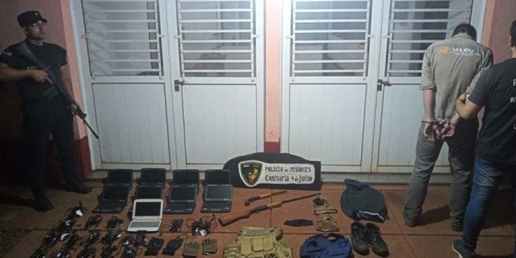 EVIDENCIAS. Armas, un chaleco táctico y netbooks de otro caso de robo.