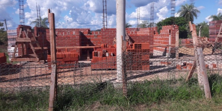 REACTIVACIÓN. Luego de dos meses parada, este lunes retomaría la obra de la Escuela 926. / Foto gentileza Gladys Acuña