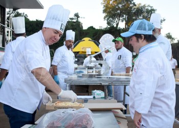 Exquisitas pizzas con mucho sabor a solidaridad, nuevamente hoy en la costanera posadeña