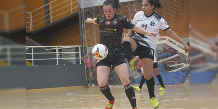 DURÍSIMO. Silvana Schlemer (Caldas) y Flor Márquez (Real), en el juego de ayer. (Gentileza: Sólo Futsal)