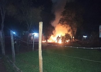 Las llamas consumieron por completo una vivienda en Puerto Esperanza