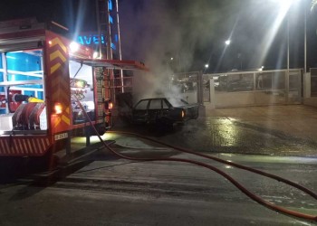 Las llamas consumieron un automóvil