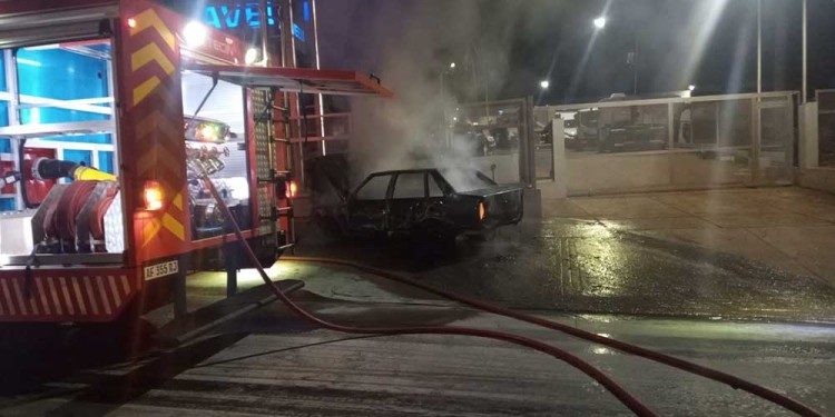 El automóvil protagonista del incendio.