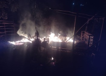 El fuego consumió una precaria vivienda en San Vicente