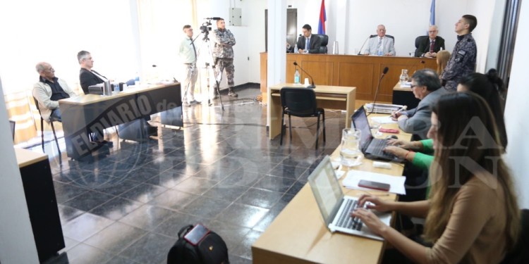 AUDIENCIA. A la izquierda el imputado junto a su defensor y de frente los magistrados Paniagua, Aguirre y Rivero.