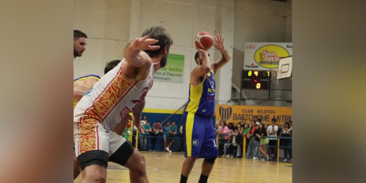 REFERENTE. González, acá esperando el tiro libre de Mitre, estuvo presente. (Misiones Basket).