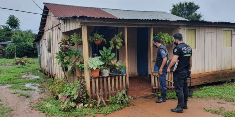 PERICIAS. Personal de la Unidad Regional III de Eldorado en la escena del crimen (barrio Elena de Eldorado).