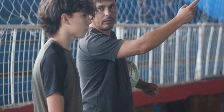 ÚLTIMOS DETALLES. Guille Ruiz Díaz, entrenador de Telecentro Tacuarí, uno de los misioneros que jugarán en el C-17.