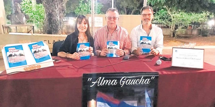 B ARRIO QUERIDO. Motta (centro) junto a Nelly Herrera y el delegado municipal de Villa Urquiza, Jhonny Ortega.