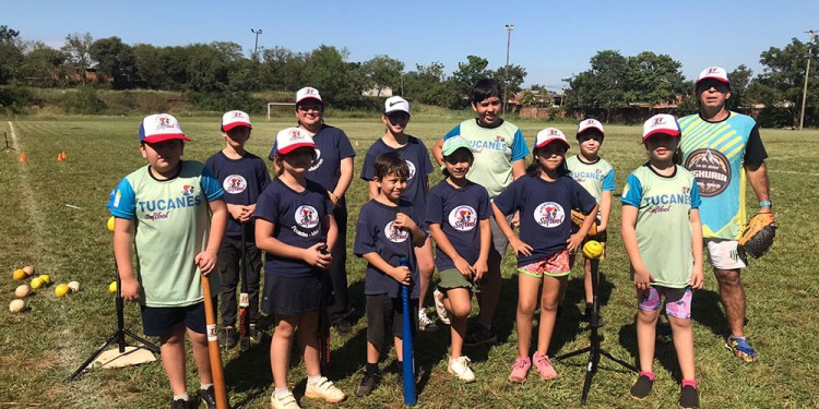 PREPARADOS. El equipo de sóftbol del Club de Educación busca representar a Misiones en el Argentino de Selecciones.