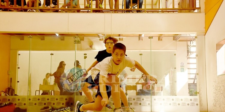 EN ACCIÓN. Las canchas del Misiones Squash, a pleno en la tarde de sábado.