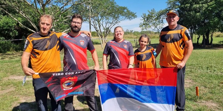 PRESENTES. (De izq. a der.) Fabián Bachmann, Gonzalo Berthe, Florencia Kurtz, Nahiara y Rubén Cieplinski, en Chaco.