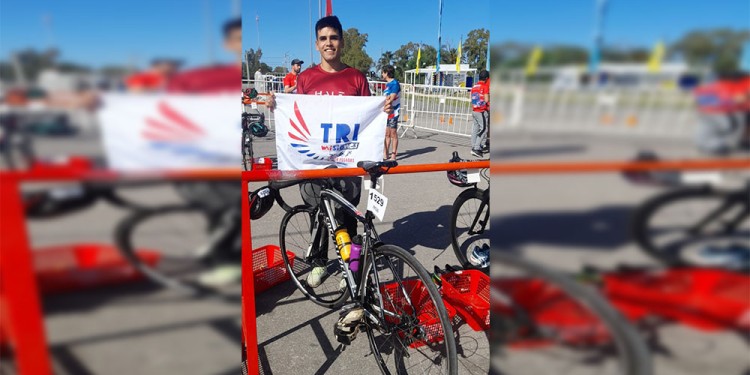 MISIÓN CUMPLIDA. Gonzalo y la bandera de TriMisiones, el último finde.