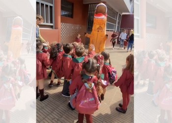 Sorprendió a su nieto disfrazada de dinosaurio tras dos meses sin verlo