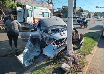 Perdió el control de su automóvil y se estrelló contra un poste de luz