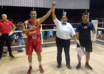 Peralta celebró en el ring del Racing