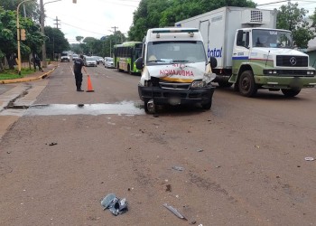 Choque entre una ambulancia y un automóvil dejó a una mujer lesionada