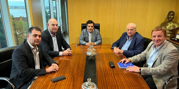 REUNIÓN EN MISIONES. Luis Pagani (a la derecha de Rovira con saco azul), y ejecutivos del Grupo Arcor.