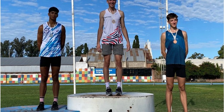 REFERENTE. Alfonzo, ayer, en lo alto del podio. Logró alcanzar los 2,01.