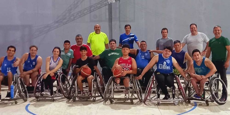 HAY EQUIPO. Los muchachos de Luz y Fuerza, listos para jugar ante su gente, en el cuadrangular de la cita nacional.