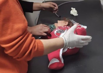 Policías reaniman a bebé desvanecido