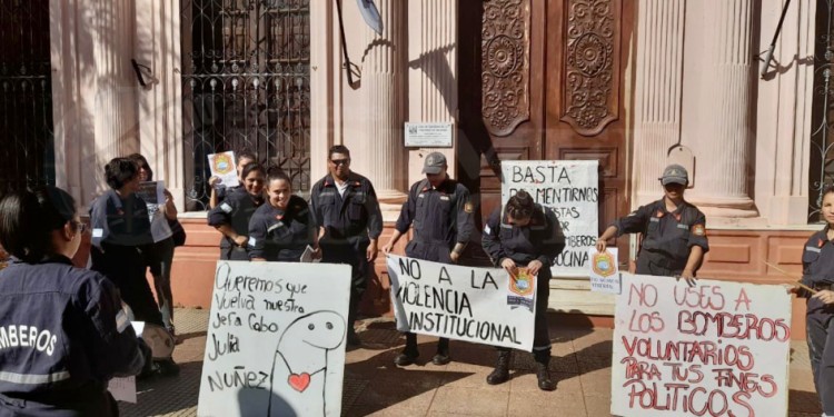 MOVILIZADOS. Los bomberos piden los más de 950 días de intervención.