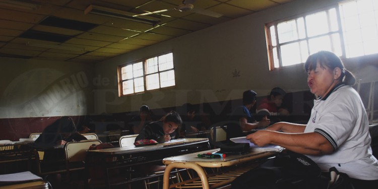 SIN LUZ. Muchas aulas deben dar clases "aprovechando" la luz del día.